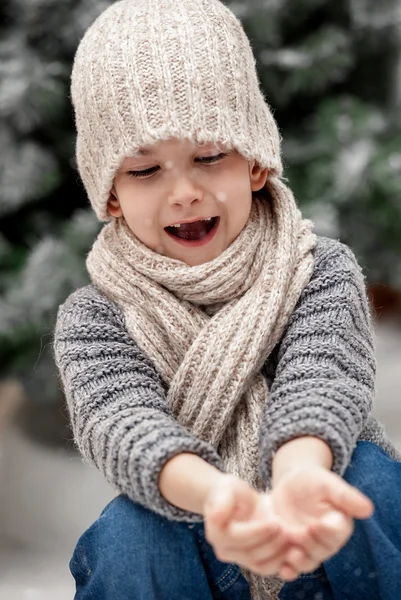 Menino no dia de inverno — Fotografia de Stock