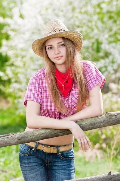 Menina - cowboy perto da cerca velha — Fotografia de Stock