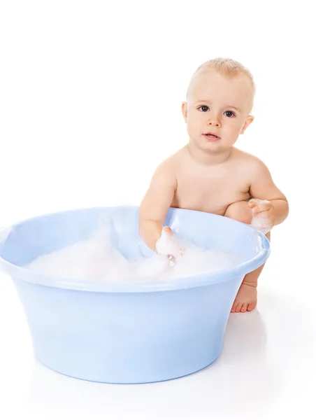 Kleine jongen baadt in een bad met schuim — Stockfoto