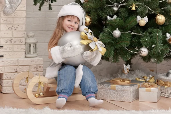 Ragazza vicino all'albero di Natale — Foto Stock