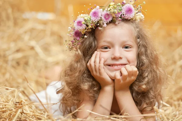 Mädchen mit Kranz — Stockfoto