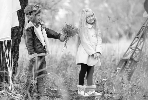 Niño y niña en el campo — Foto de Stock