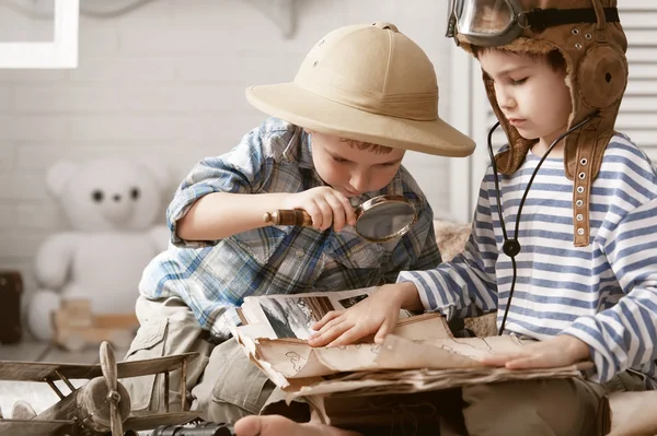 Jongens reizigers studeren kaarten en boeken — Stockfoto