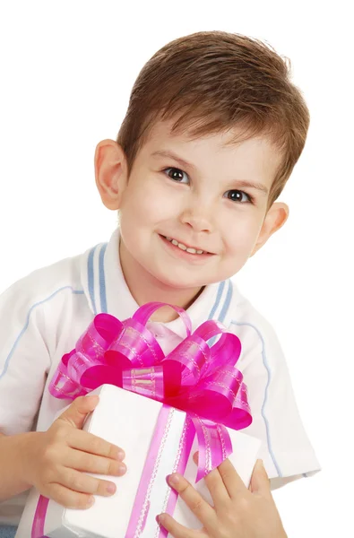 Мальчик с подарком — стоковое фото