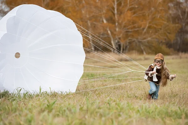 Fille avec parachute — Photo