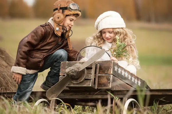 Pilotin und ihr Freund — Stockfoto