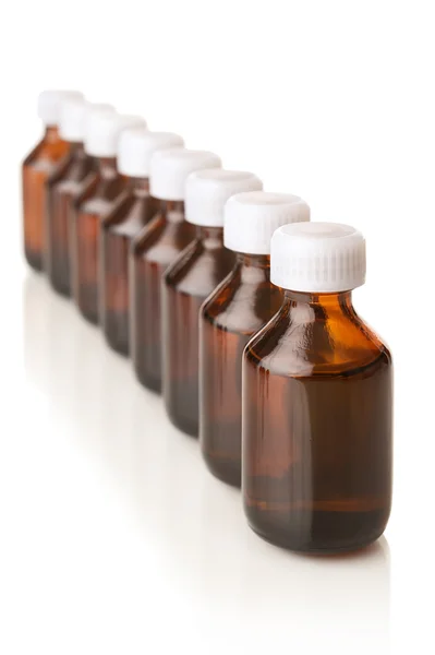 Medicinsk flaskor i raden — Stockfoto