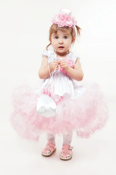 Klein meisje in mooie roze jurk — Stockfoto
