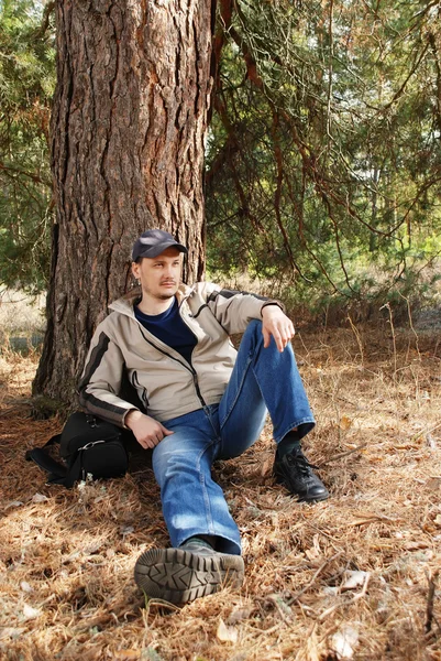 Man under tree — Stock Photo, Image