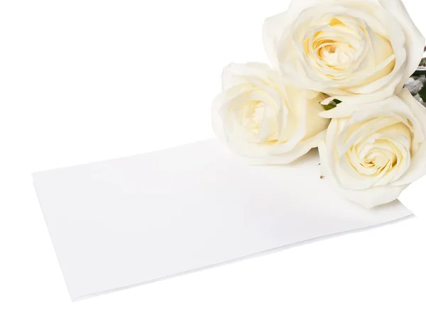 Bouquet di rose bianche con l'invito — Foto Stock