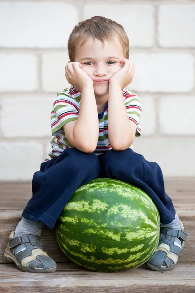Rapaz com uma melancia — Fotografia de Stock