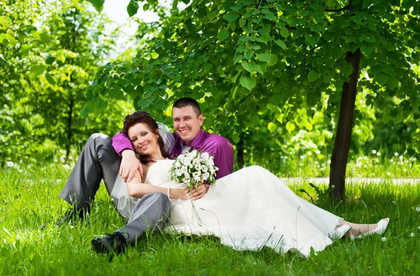 Groom and bride in park — Stock Photo, Image