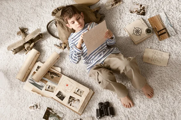 Studeren jongen reiziger — Stockfoto