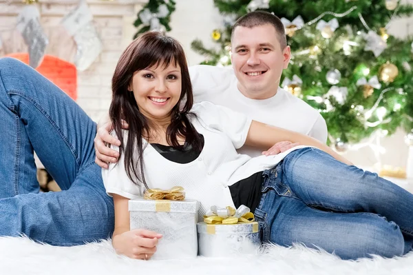 Família na árvore de Natal — Fotografia de Stock