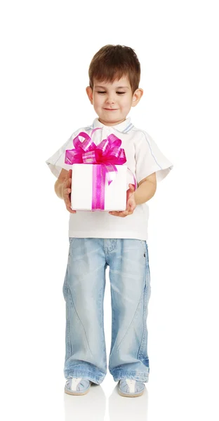 Junge mit Geschenk — Stockfoto