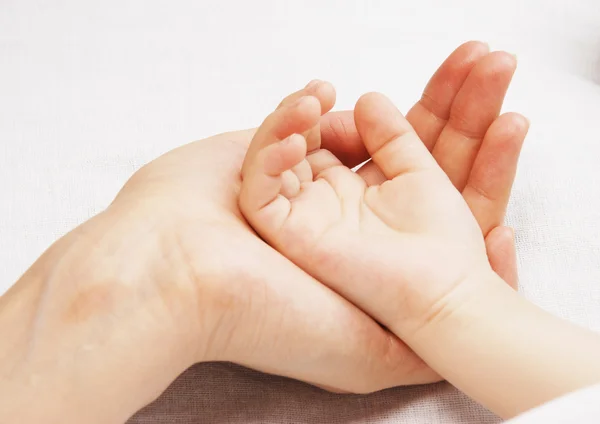 La mano del niño en la mano de la madre — Foto de Stock