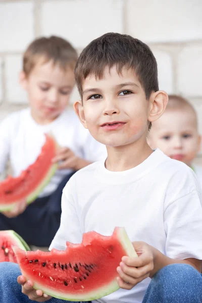 Meninos comendo melancia — Fotografia de Stock