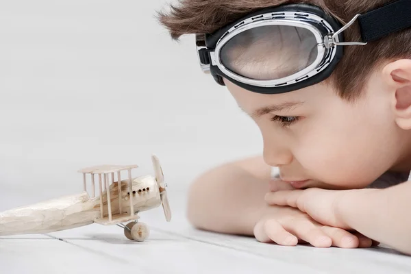 Pojke spelar med flygplan — Stockfoto