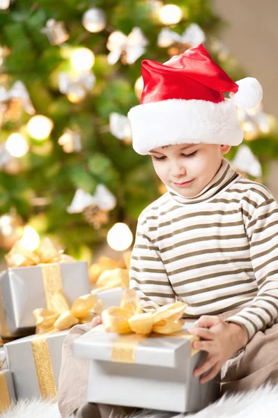 Niño con regalos — Foto de Stock