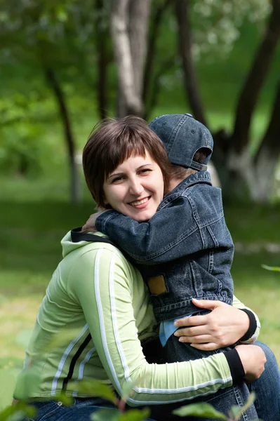 Moeder haar zoon hug — Stockfoto