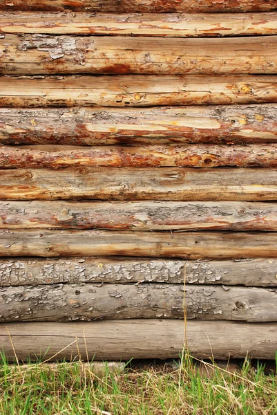 Oude houten muur en gras — Stockfoto
