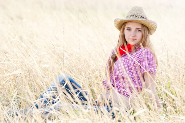 Meisje - cowboy op het gras — Stockfoto