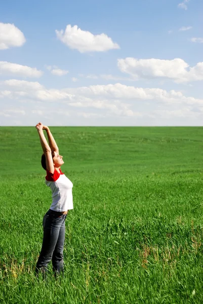 Meisje geniet een zonne-warmte op een weide — Stockfoto