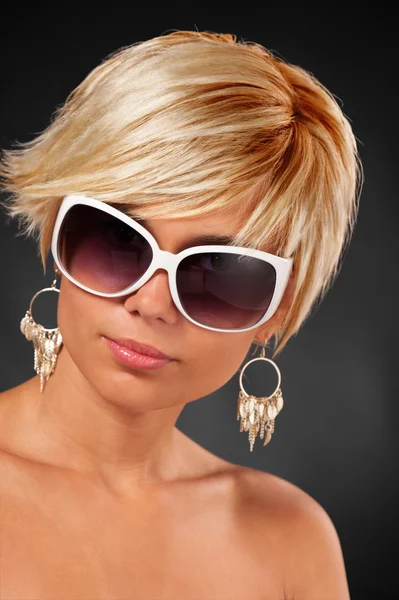 Frau mit Sonnenbrille — Stockfoto