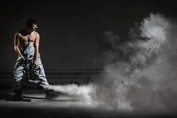 Hombre con una máquina de humo —  Fotos de Stock