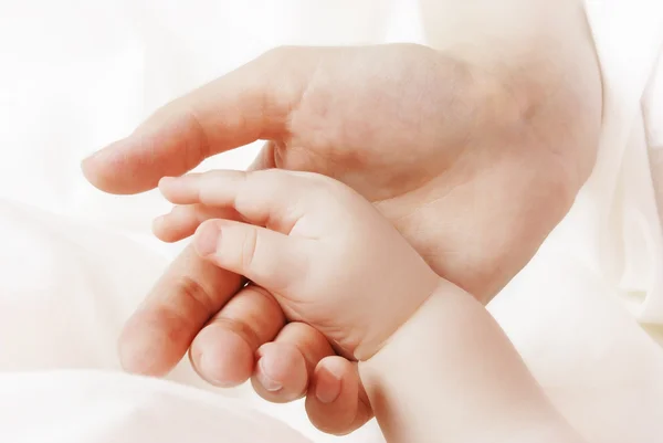 La main de l'enfant dans la main de la mère — Photo