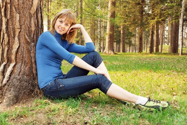 Giovane ragazza legge il libro — Foto Stock