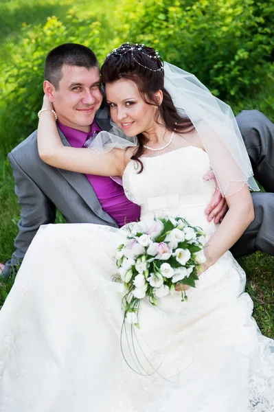 Groom and bride in park — Stock Photo, Image