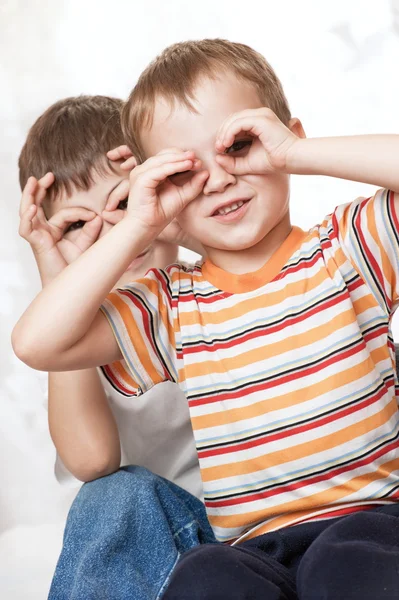 Brothers make the glasses with hands — Stock Photo, Image