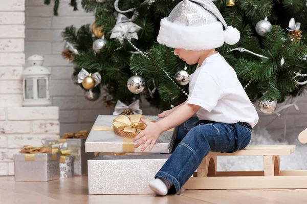 Pojke nära julgran — Stockfoto