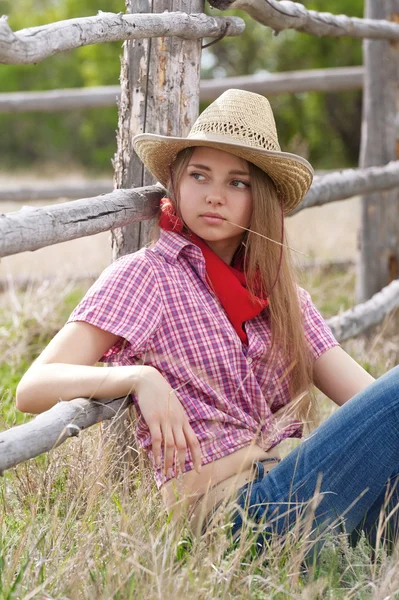 Menina - cowboy perto da cerca velha — Fotografia de Stock