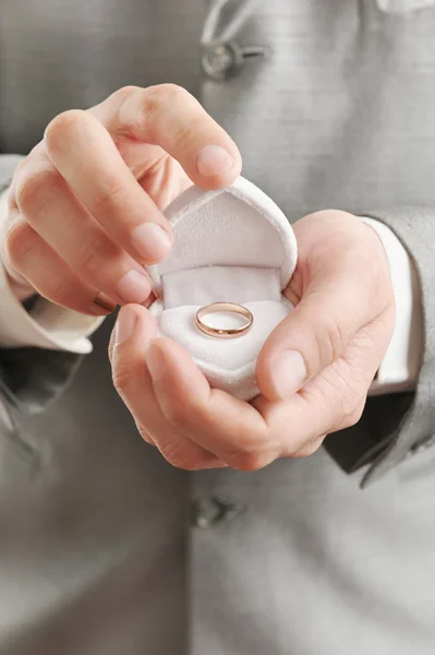 Anel de casamento em uma mão do homem — Fotografia de Stock