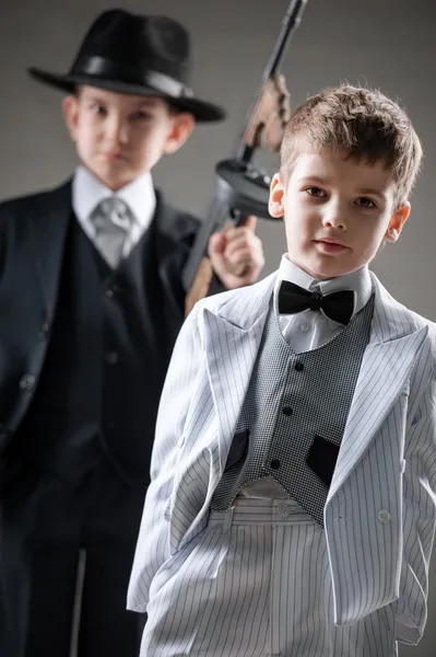 Deux garçons dans un gangster avec une arme — Photo