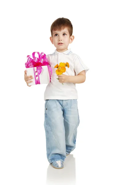 Niño con regalo —  Fotos de Stock