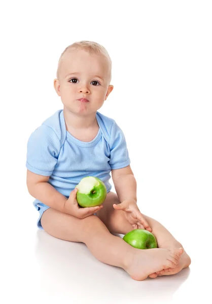 O menino come uma maçã verde — Fotografia de Stock