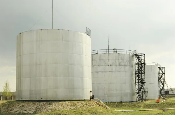 I grandi serbatoi con carburante — Foto Stock