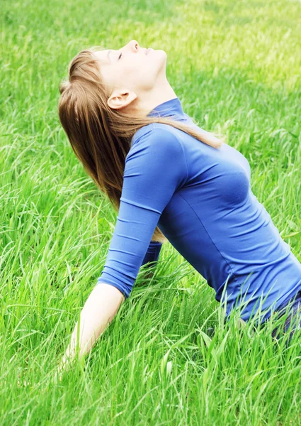 La muchacha descansa sobre la hierba — Foto de Stock