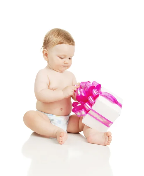 Baby mit Geschenk — Stockfoto