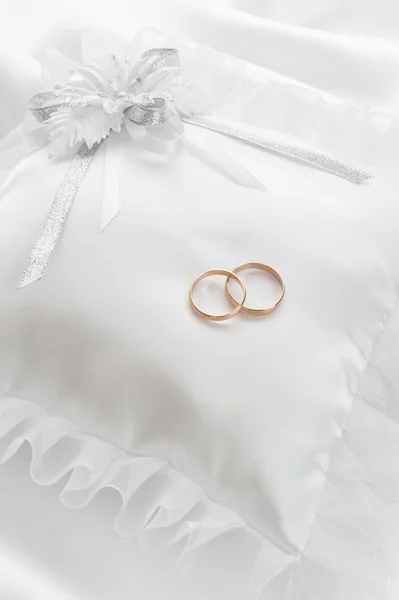 Anillos de boda Imágenes De Stock Sin Royalties Gratis