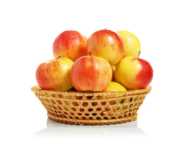 Mogna äpplen i en flätade skål Stockbild