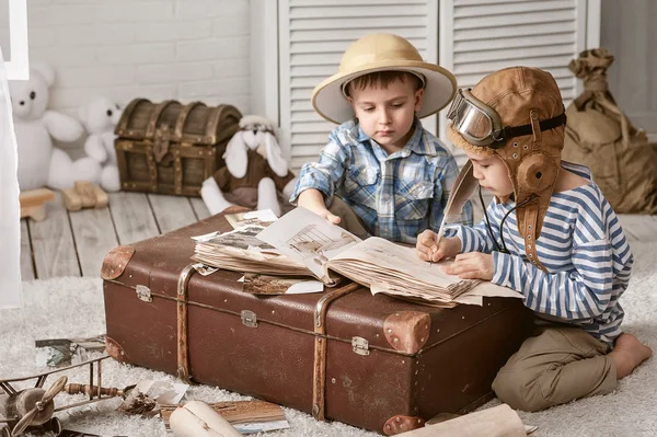 Мальчики путешественник заполнить свой путеводитель Лицензионные Стоковые Изображения