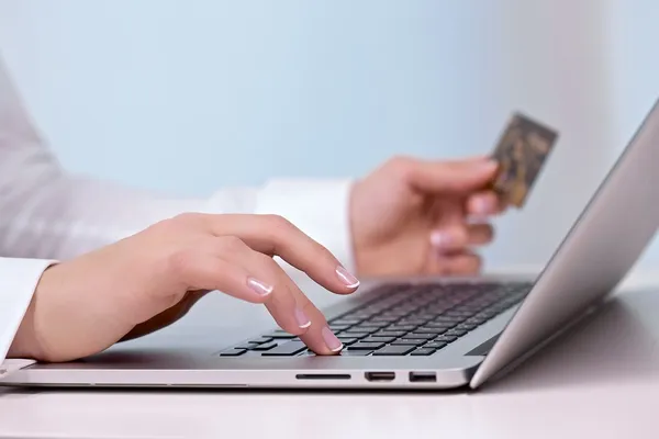 Mujer compra en línea — Foto de Stock