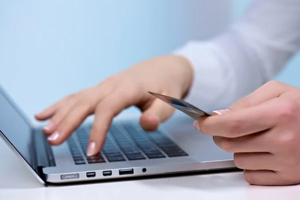 İnternetten satın alan kadın