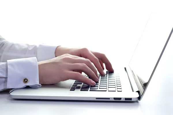 Business woman typing on a laptop — Stock Photo, Image