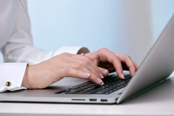 Mulher de negócios digitando em um laptop — Fotografia de Stock