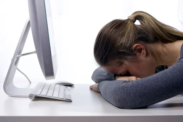 Estrés en el trabajo. Estudiante somnoliento —  Fotos de Stock